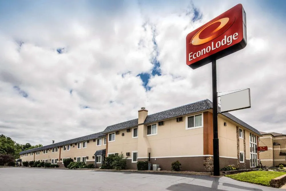 Econo Lodge La Crosse North hotel hero
