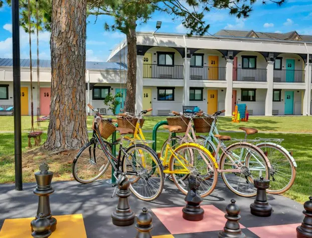 Hotel McCoy - Art, Libations, Pool Society hotel detail image 3