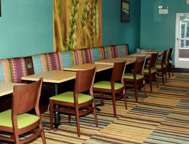 Fairfield Inn & Suites by Marriott Fairmont hotel detail image 2