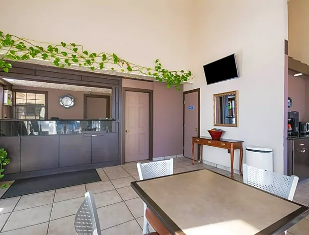 Econo Lodge Inn & Suites hotel detail image 3