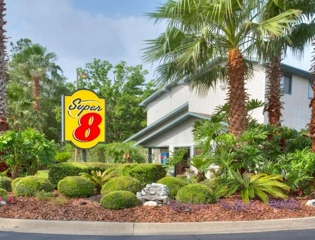 Super 8 by Wyndham Gainesville I-75 Hospital University Area hotel detail image 1