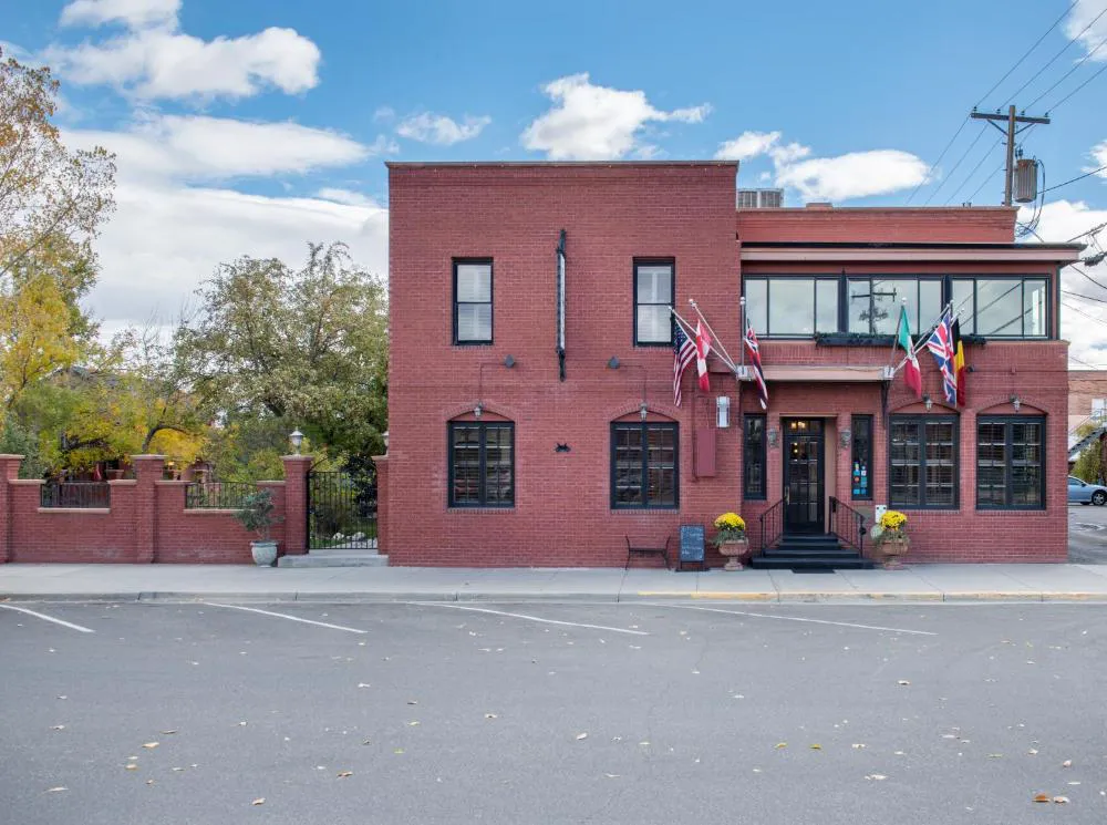 Chamberlin Inn Cody hotel hero