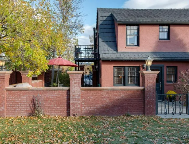 Chamberlin Inn Cody hotel detail image 1