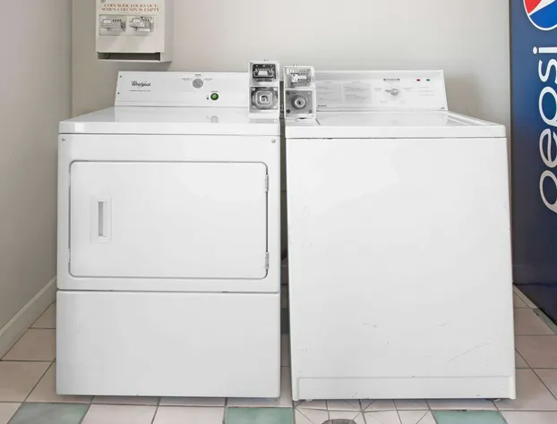 Super 8 by Wyndham Windsor/Madison North hotel detail image 3