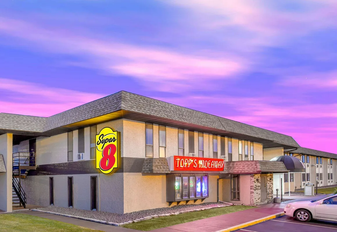 Super 8 by Wyndham Windsor/Madison North hotel hero