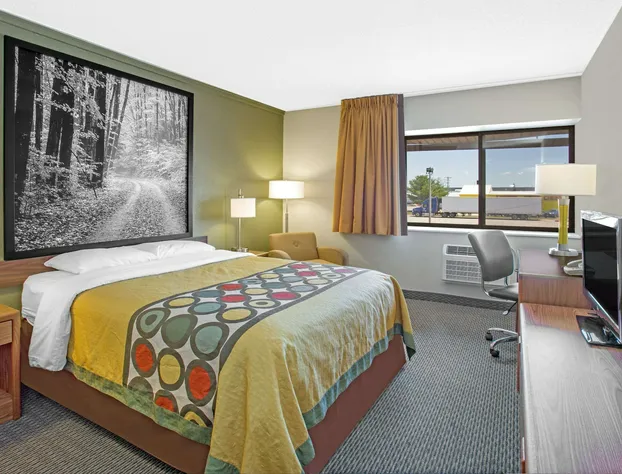 Super 8 by Wyndham Windsor/Madison North hotel detail image 4