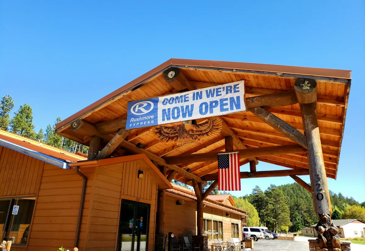 Rushmore Express Keystone hotel hero