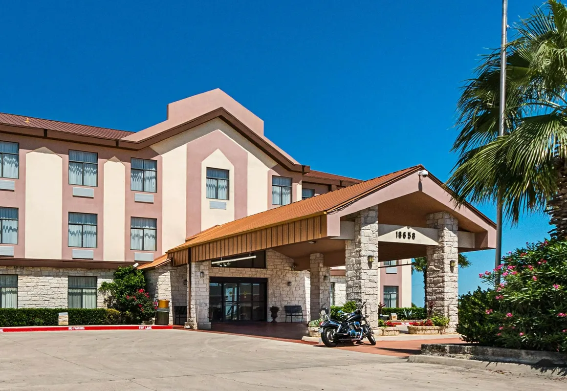 Quality Inn & Suites hotel hero