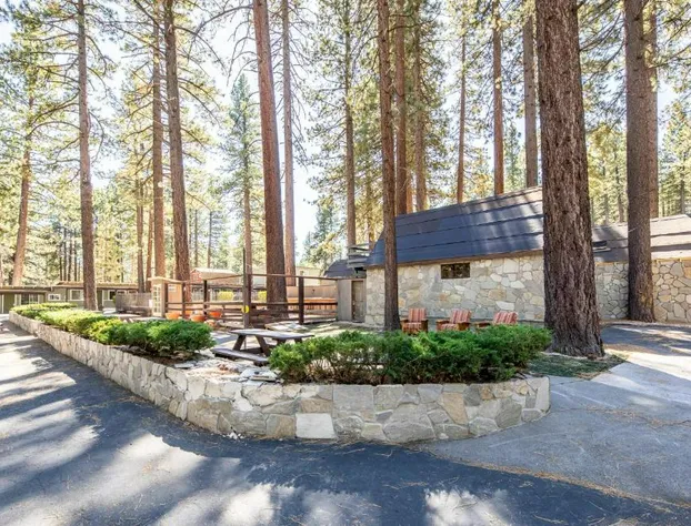 Emerald Bay Lodge hotel detail image 2