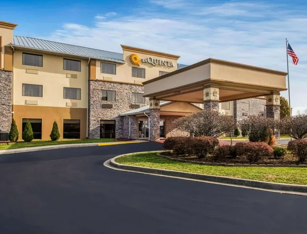 La Quinta Inn & Suites by Wyndham Fairborn Wright-Patterson hotel detail image 1