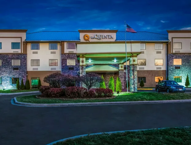 La Quinta Inn & Suites by Wyndham Fairborn Wright-Patterson hotel detail image 2