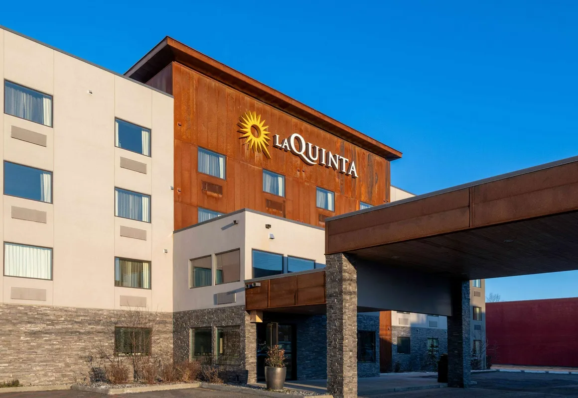 La Quinta Inn & Suites by Wyndham Anchorage Airport hotel hero