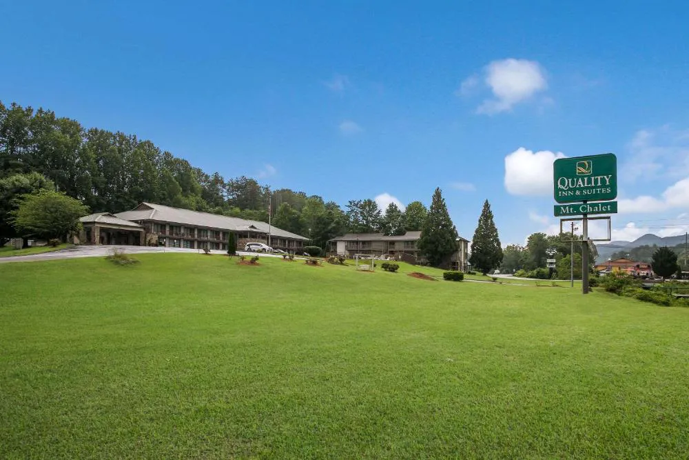 Quality Inn & Suites Mt Chalet hotel hero
