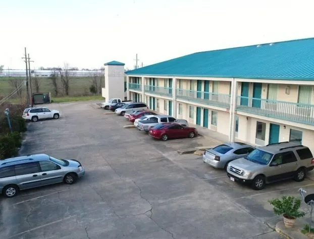 Deluxe Inn & Suites hotel detail image 2