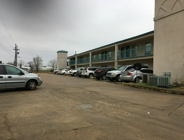 Deluxe Inn & Suites hotel detail image 3