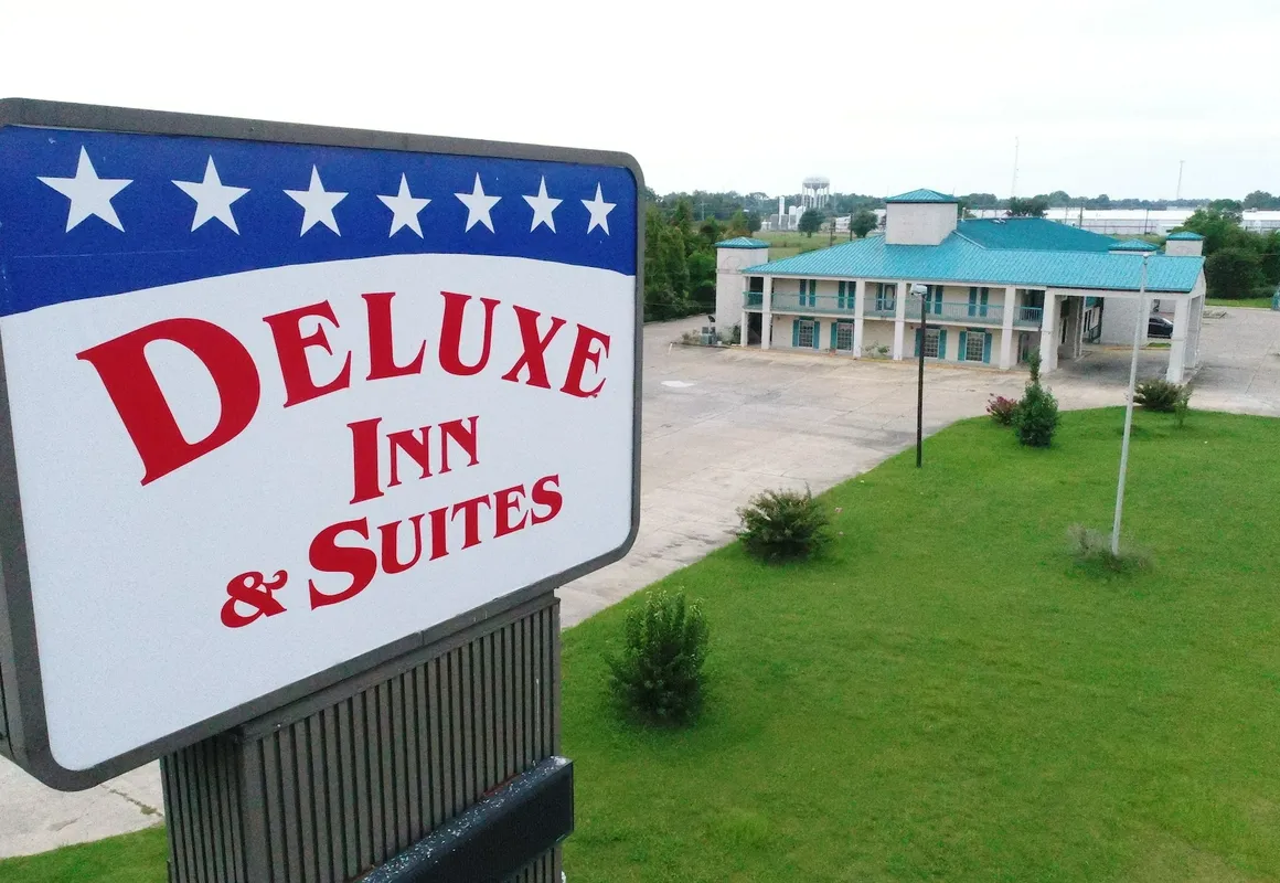 Deluxe Inn & Suites hotel hero