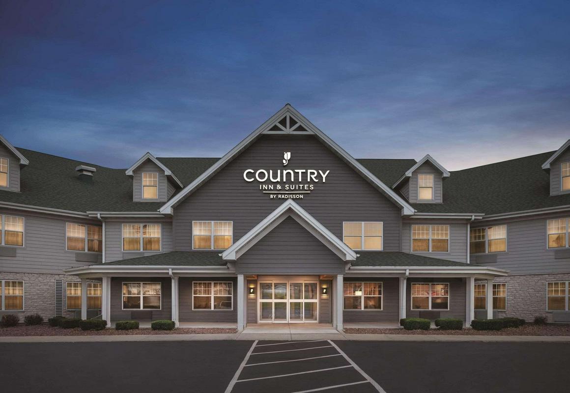 Country Inn & Suites by Radisson, Germantown, WI hotel hero
