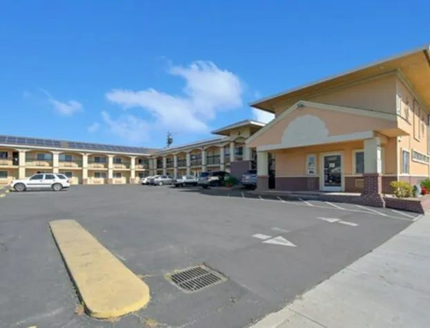 America's Deluxe Inn hotel detail image 2