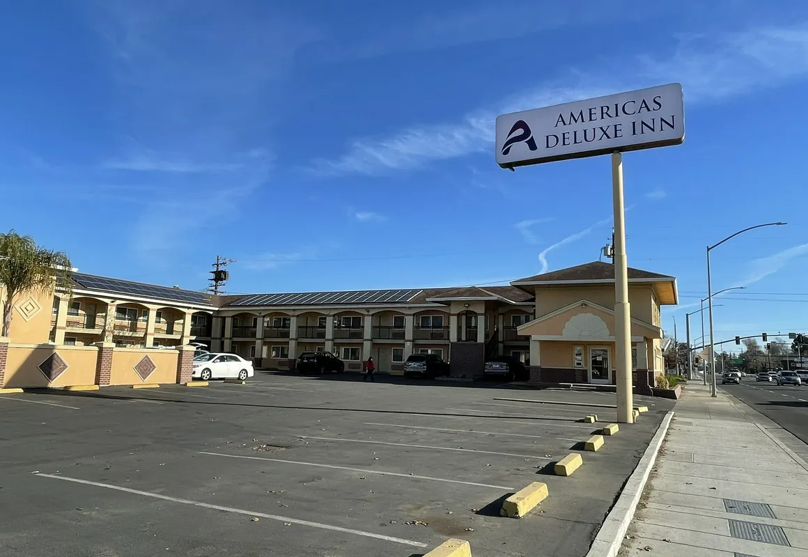 America's Deluxe Inn hotel hero