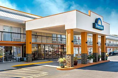 Days Inn by Wyndham Wildwood I-75 hotel hero