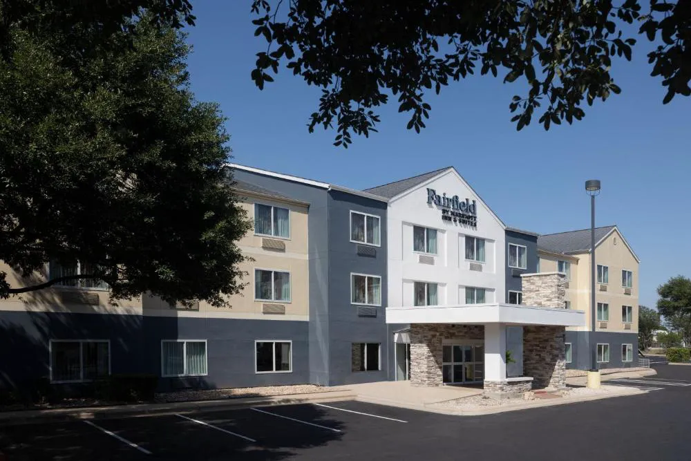 Fairfield Inn and Suites by Marriott Austin South hotel hero