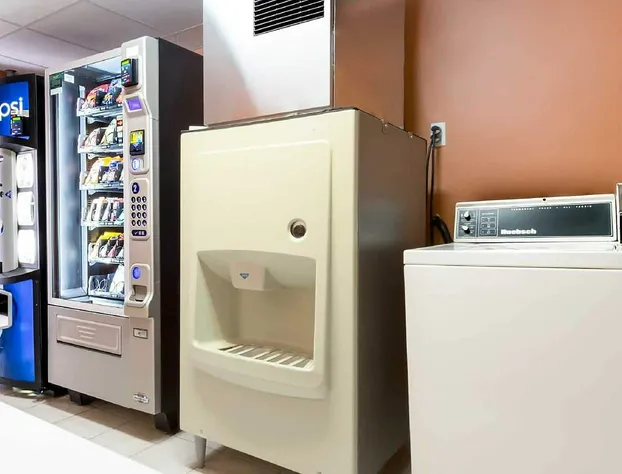 Super 8 by Wyndham Greensburg hotel detail image 4