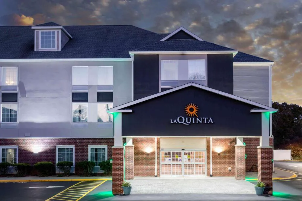 La Quinta Inn & Suites by Wyndham Ely hotel hero
