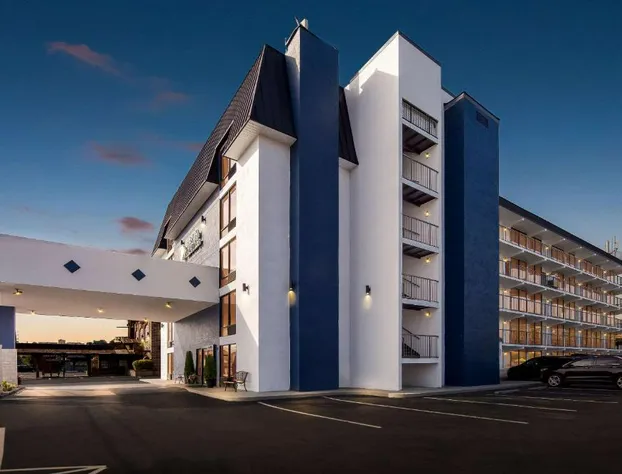 Clarion Inn & Suites near the Leconte Center Pigeon Forge hotel detail image 1