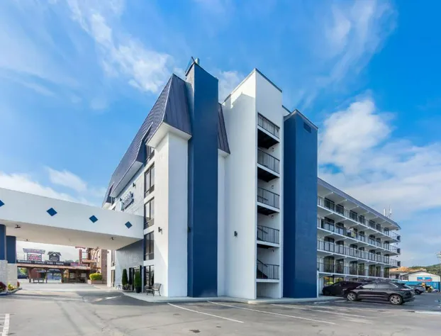 Clarion Inn & Suites near the Leconte Center Pigeon Forge hotel detail image 3