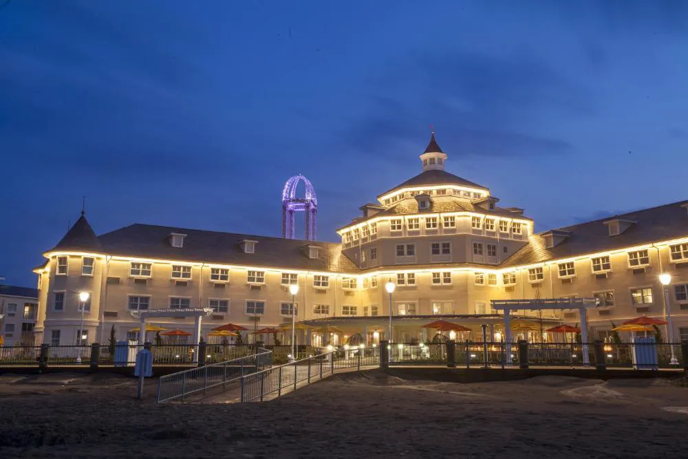 Cedar Point's Hotel Breakers hotel hero