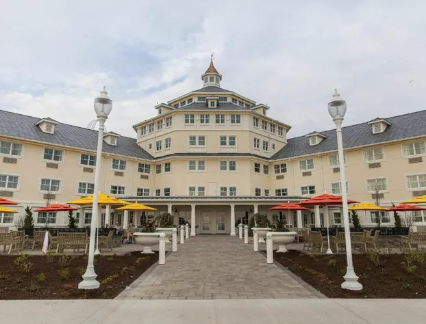 Cedar Point's Hotel Breakers hotel detail image 1