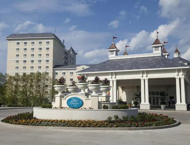 Cedar Point's Hotel Breakers hotel detail image 2