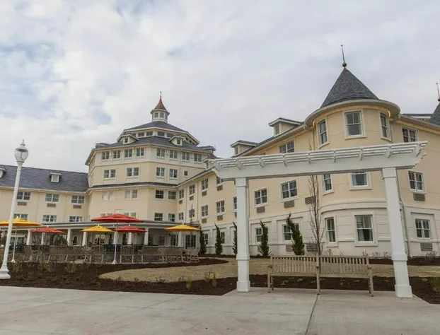Cedar Point's Hotel Breakers hotel detail image 3