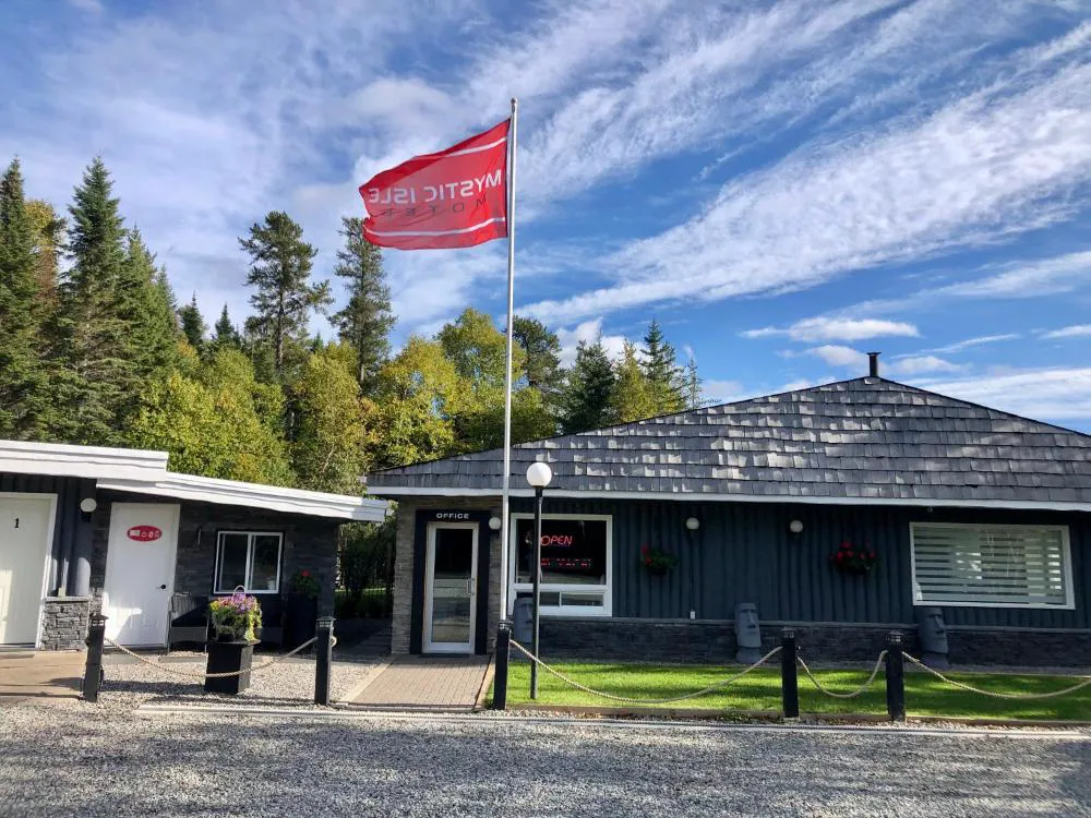 Mystic Isle Motel hotel hero