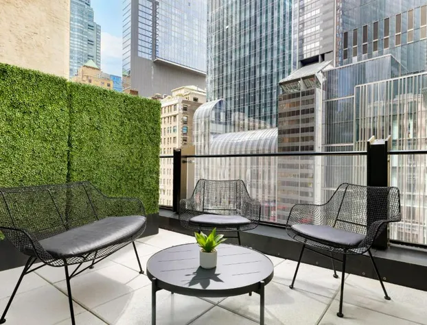 Le Meridien New York, Central Park by Marriott hotel detail image 2