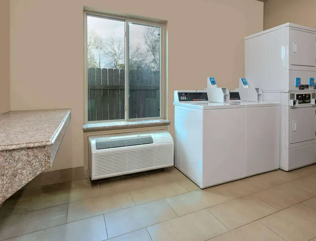 Super 8 by Wyndham Karnes City hotel detail image 4