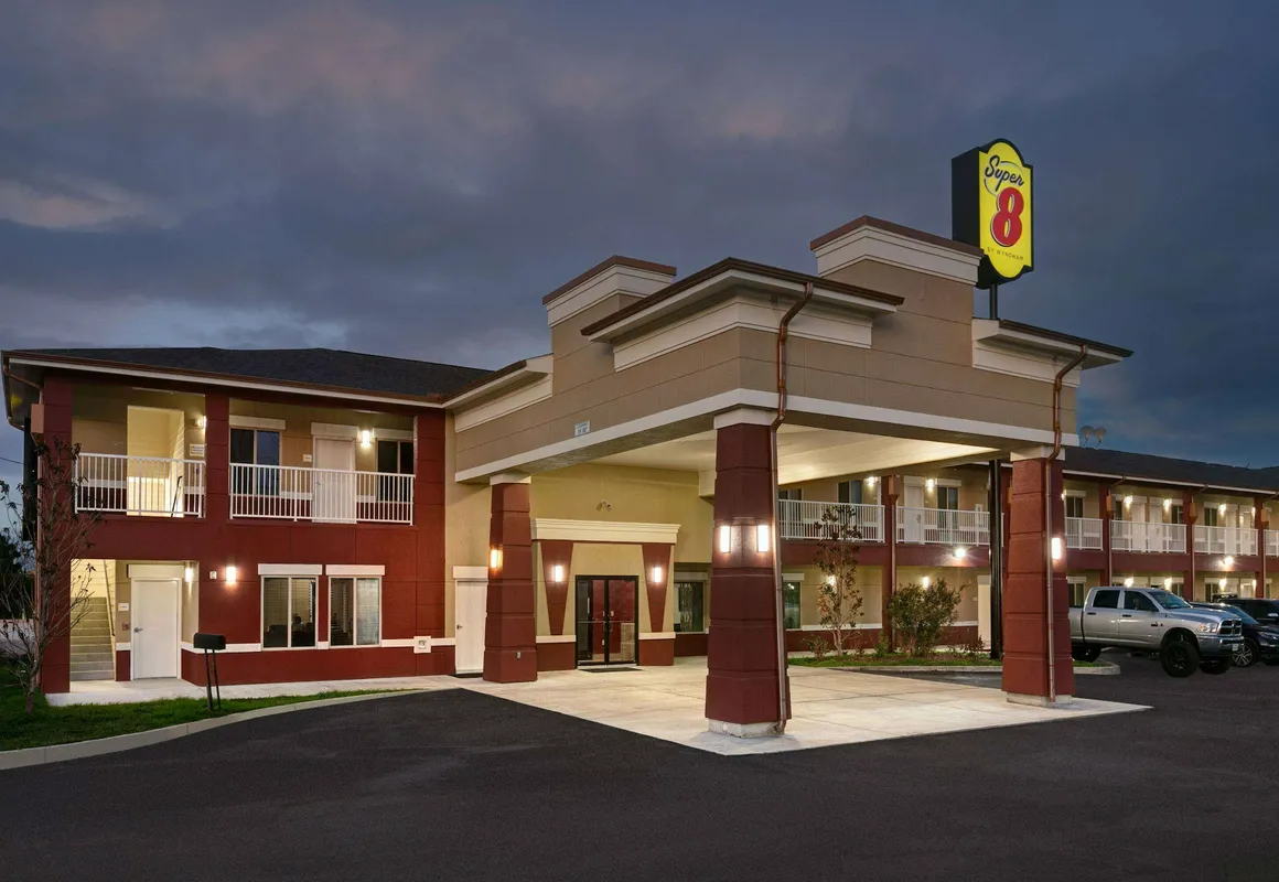 Super 8 by Wyndham Karnes City hotel hero