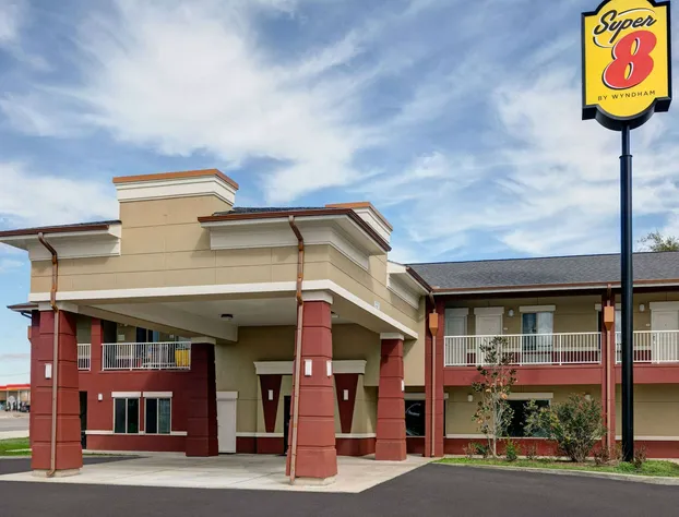 Super 8 by Wyndham Karnes City hotel detail image 1