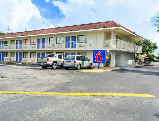 Motel 6 Huntsville, TX hotel detail image 1