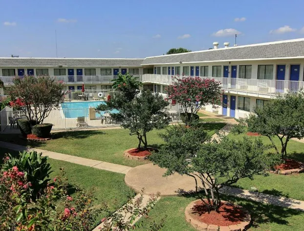 Motel 6 Austin, TX - North hotel detail image 2