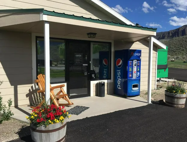 Green Creek Inn and RV Park hotel detail image 4