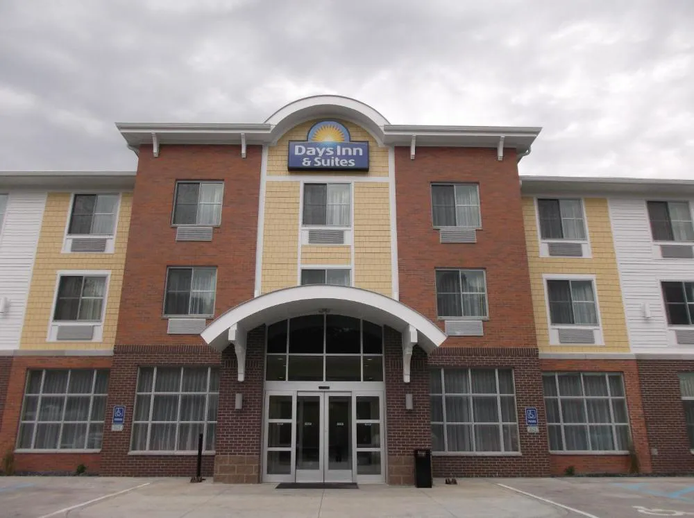 Days Inn & Suites by Wyndham Belmont hotel hero