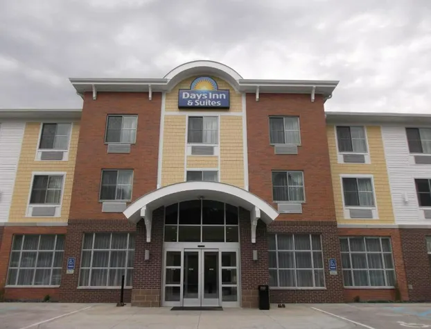 Days Inn & Suites by Wyndham Belmont hotel detail image 1