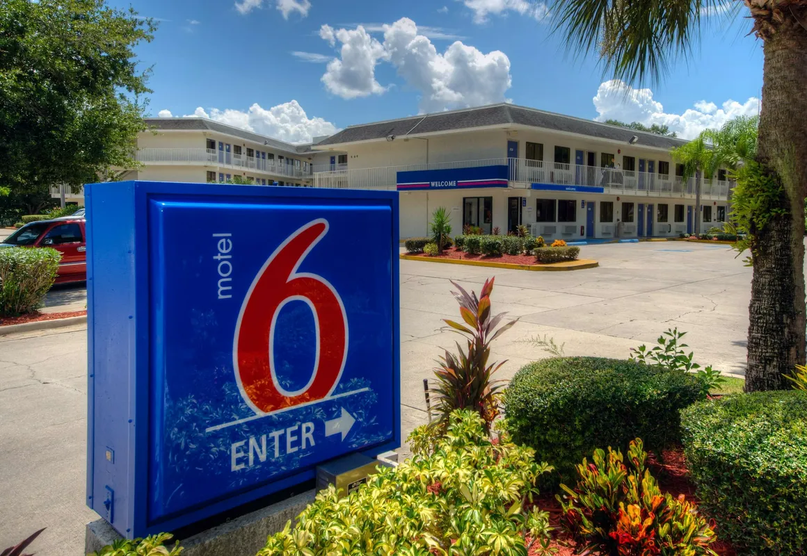 Motel 6 Bradenton, FL hotel hero