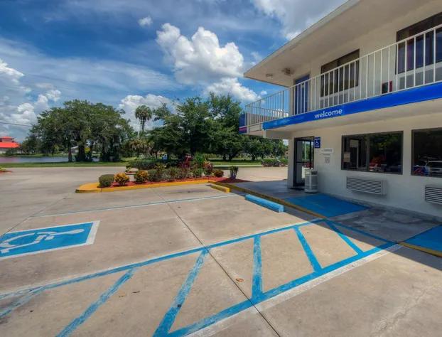 Motel 6 Bradenton, FL hotel detail image 1