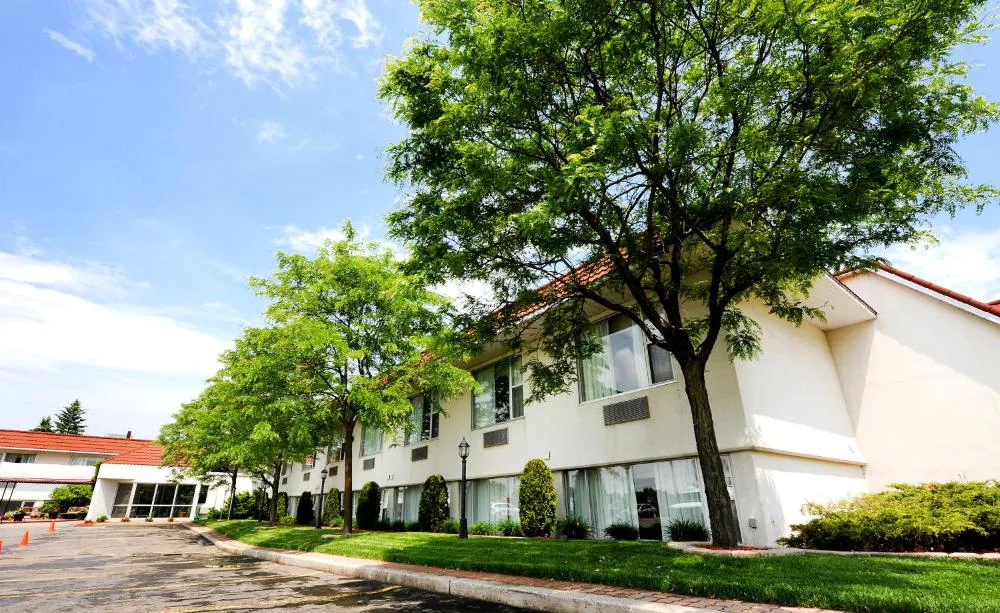 Adam's Airport Inn hotel hero