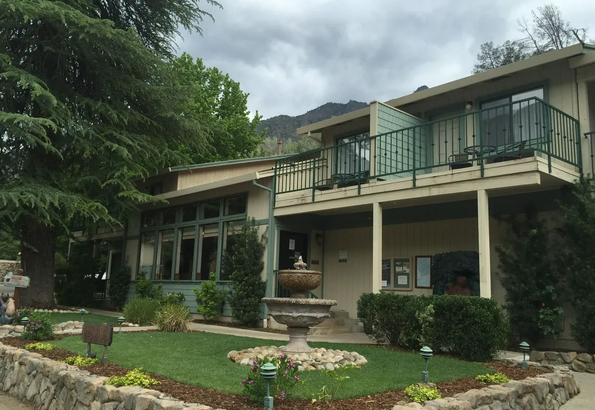 Cedar Lodge hotel hero