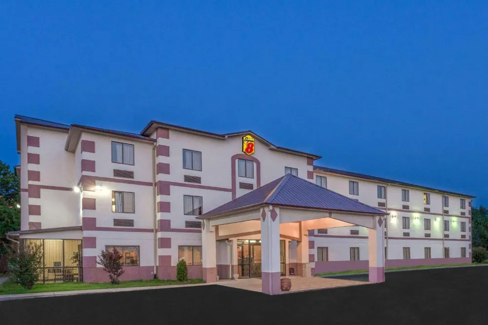 Super 8 by Wyndham Jackson/Ridgeland hotel hero