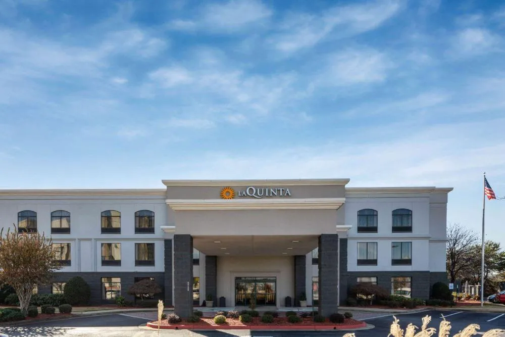 La Quinta Inn & Suites by Wyndham Kennesaw hotel hero