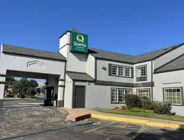 Quality Suites Tulsa I-44 hotel detail image 1